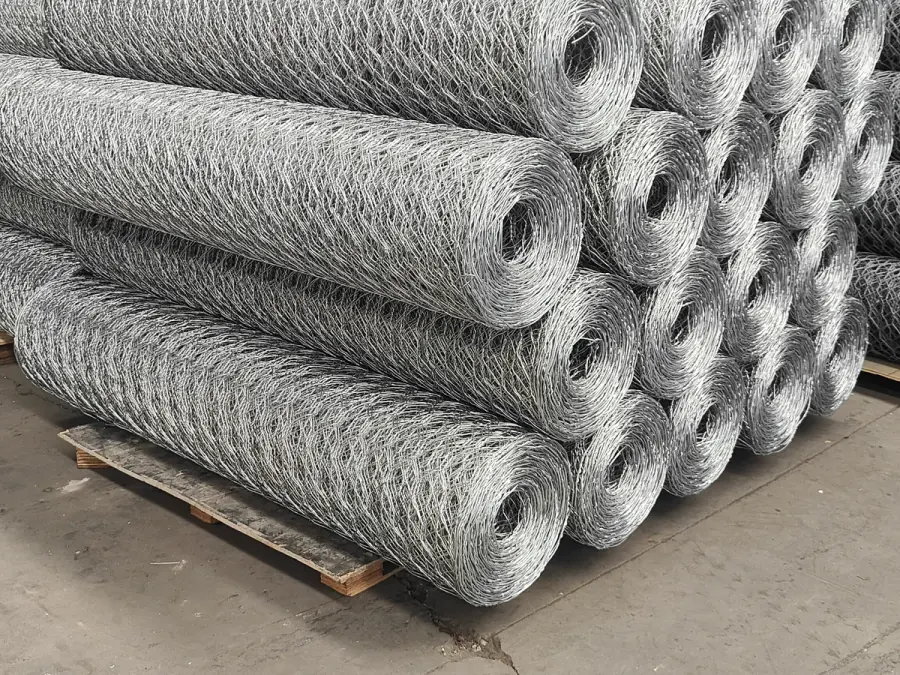 Hot dipped galvanized rockfall netting rolls in Yuelian warehouse