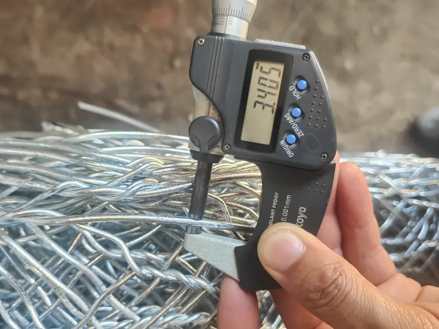 Rockfall netting selvedge wire inspection before packing
