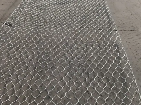 Unrolled rockfall netting mesh structure