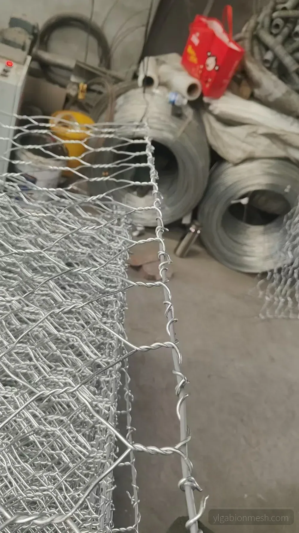 Rockfall netting selvedge processing for roll edge preparation
